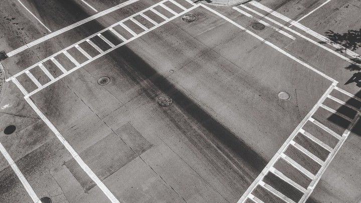 <div><p>Der Kickoff ist ein initialer Workshop, sozusagen der Auftakt der Projektphase. Hierin werden Ihre Anforderungen und Wünsche skizziert. Um das Projekt vollumfänglich begutachten zu können und Szenarien der Digitalisierung optimal vorbereiten zu können erfolgt dieser Termin bestenfalls mit Mitarbeitern aus allen betroffenen Unternehmensbereichen.</p>
<p>Wir vermitteln in diesem Workshop auch umfangreiches Wissen und Begriffe, auf die wir im Laufe des Projektes immer wieder zurückkommen.</p>
<p></p></div>
<div><p>Nach dem  Workshop sind Sie in der Lage:</p></div>
<ul>
        <li>

        
<div><p>evaluieren zu können, wo Sie aktuell Zeit und Geld verlieren</p></div>

    </li>
        <li>

        
<div><p>entscheiden zu können, was Sie genau brauchen</p></div>

    </li>
        <li>

        
<div><p>eine Vorstellung zu erhalten, welche Vorteile Ihnen die Implementierung einer Digital Workplace Lösung bietet</p></div>

    </li>
    </ul>
<ul>
            <li><a href="#">social</a>
</li>
            <li><a href="#">social</a>
</li>
            <li><a href="#">social</a>
</li>
    </ul>
<h1>Weitere Implementierungsschritte</h1>
<ul>
        <li>

        




    </li>
        <li>

        




    </li>
    </ul>